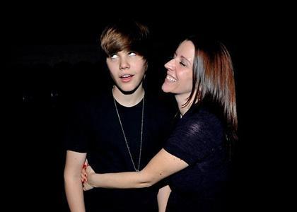 VROČE: Se bo mama Justina Bieberja slekla za Playboy?!