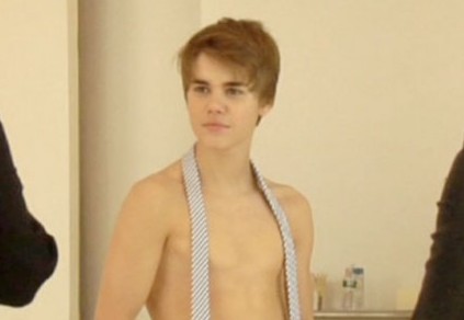 FOTO: Oglej si nove fotografije Justina Bieberja zgoraj brez!
