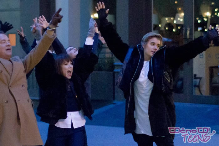 FOTO! Justin skupaj s Carly snema njen videospot!