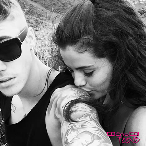 SPET! Selena Justina poljubila na ramo!