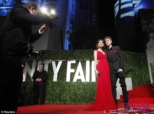 FOTO: Selena in Justin sta se na Oskarjih prvič uradno pojavila kot par!