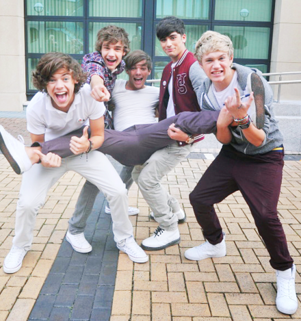 Šok! One Direction: Oboževalci ponoreli, ker so na oder vabili 3 dekleta!