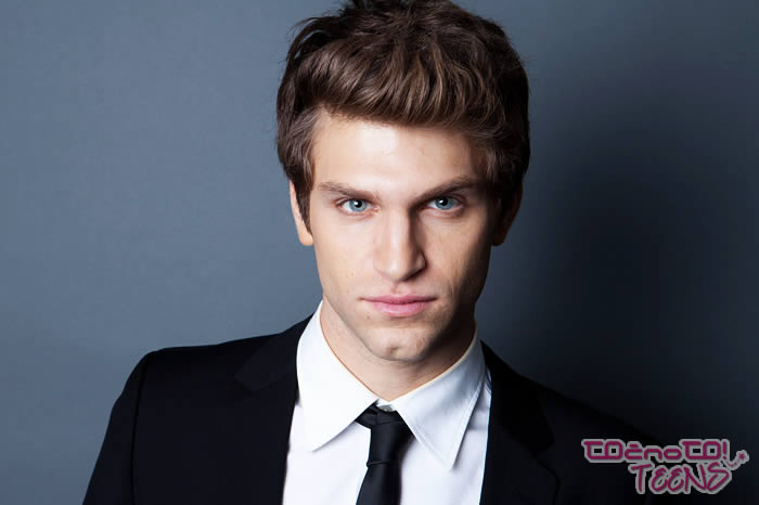 Keegan Allen: ''Kupi jo, da bom lahko na tvojih prsih!''