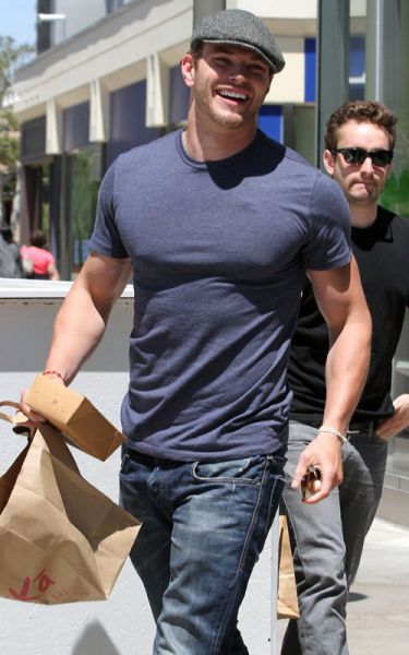 FOTO: Kellan Lutz: Kar na cesti je objel svojo oboževalko!