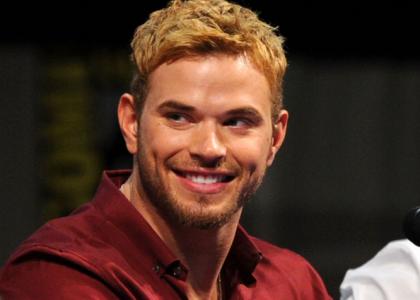 Bizarno! Kellan Lutz: Ker jih ne osvaja, ga dekleta obtožujejo, da je gej!