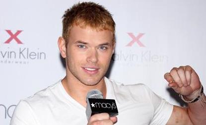 Kellan Lutz osvaja v spodnjicah