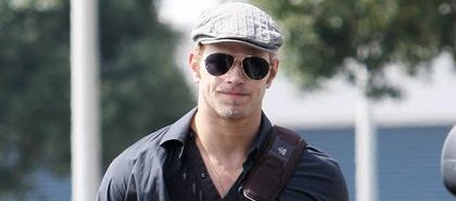 Kellan Lutz: Pred paparaci se brani s knjigo