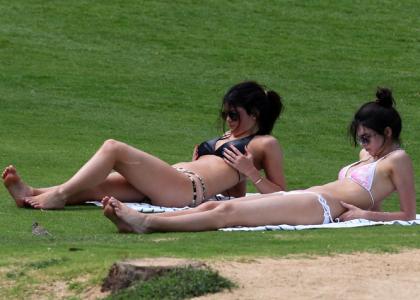 Foto: Kylie in Kendall Jenner: V kopalkah uživata na Havajih!