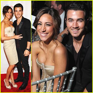 FOTO: Kevin in Danielle Jonas si tudi na rdeči preprogi izkazujeta nežnosti!