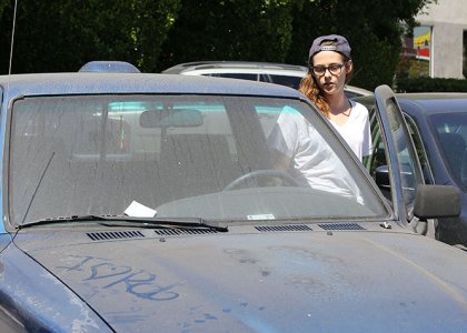 NEPRIJETNO! Kristen Stewart: Poglej, kaj ji je nekdo napisal na avto!