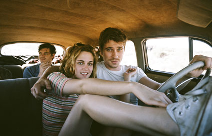 Kristen Stewart: V novem filmu si je privoščila trojček z soigralcema!