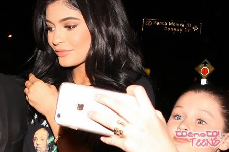 VROČE! Kylie Jenner spregovorila o napadu treh oboževalk!