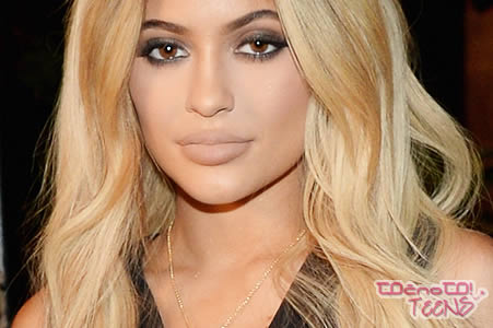 PLASTIKA! Kylie se počasi spreminja v …