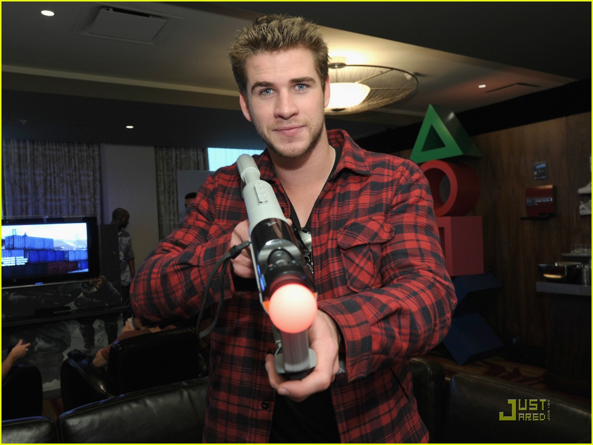 Liam Hemsworth: Z bratom se borita za iste vloge