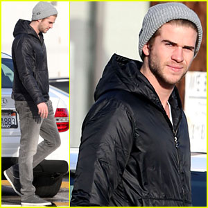 Liam Hemsworth: Še vedno šopingira z mamo in očetom!