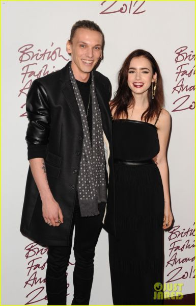 Lepo! Lily Collins in Jamie Campbell-Bower: Prvič kot par na rdeči preprogi!