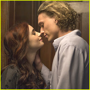 Lily Collins in Jamiel Campbell Bower: Izšle so prve slike iz njunega skupnega filma!