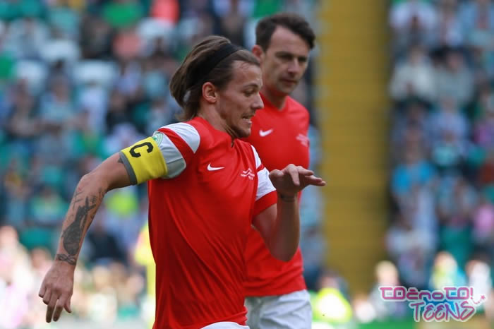 Louis Tomlinson: Uspelo mu je, četudi je bil še mačkast od Niallove zabave!
