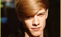 Lucas Till je imel srečno otroštvo
