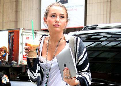 VROČE: Miley pokazala, da nosi tigrasto spodnje perilo!