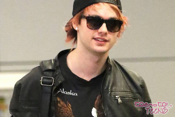 SPET! 5SOS: Ti je všeč nova barva las Michaela Clifforda?