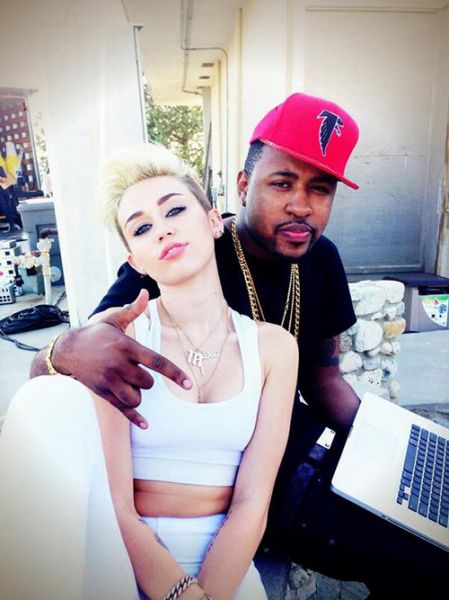 Vroče! Miley Cyrus: Na snemanju videospota se je pojavila z zaročnim prstanom!