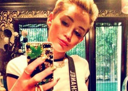 Miley Cyrus: Na ovitku telefona ima marihuano!