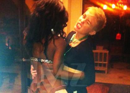 Šok! Miley Cyrus: Striptizeto zgrabila za zadnjico!