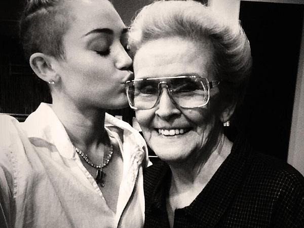 Miley Cyrus: Nov tatu posvetila svoji babici!