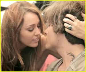 VROČE+VIDEO: Težko pričakovani videospot Miley Cyrus, kjer je tudi poljubljanje, je tu!