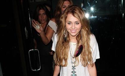 VROČE: Miley Cyrus: Postala je dolgolasa blondinka!