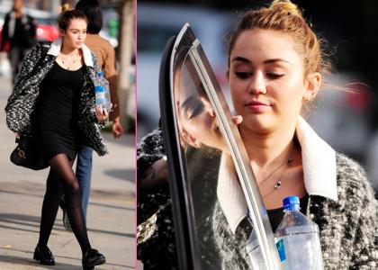 OCENI: Kombinacija ohlapnega puloverja in oprijete obleke Miley Cyrus: HOT ali NOT?