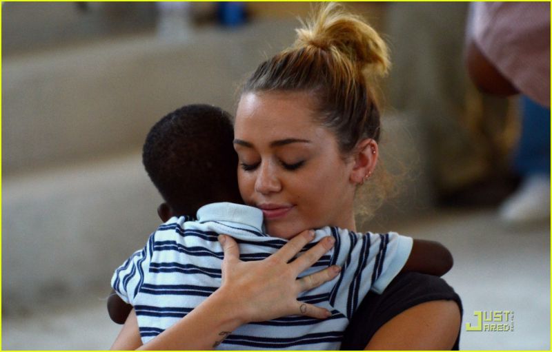 Dobrodelna Miley Cyrus: Spet se je vrnila na Haiti