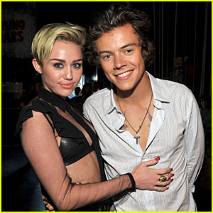 OPA! Miley Cyrus in Harry Styles: Družila sta se v zaodrju TCA!