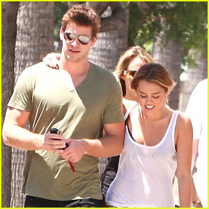 Foto: Miley Cyrus in Liam Hemsworth: Na romantičnem sprehodu!