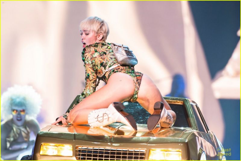 Miley Cyrus: Se je odrekla oblikovalskim kreacijam?