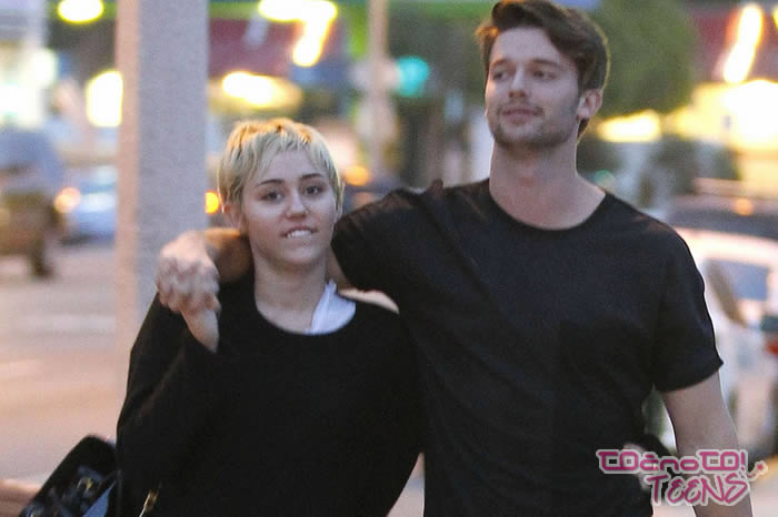 ZALJUBLJENA! Vsem na očeh sta se Miley in Patrick sprehajala po ulici!