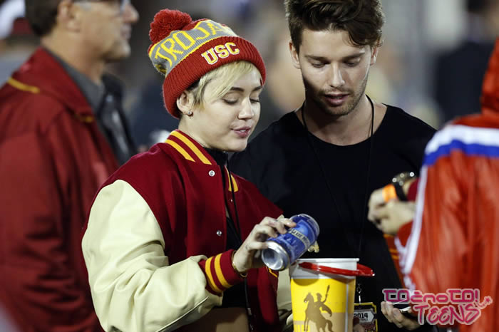 FOTO! Miley božičnih praznikov ni preživela s Patrickom!