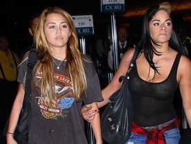 Miley Cyrus: Pri ločitvi staršev ni na nikogaršnji strani!