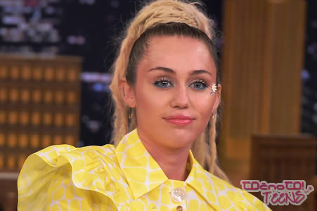 VIDEO! Miley znorela nad voditeljem!
