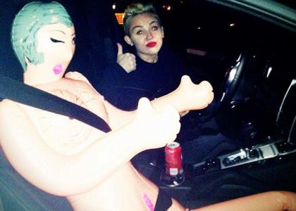 Šok! Miley Cyrus: Naokrog se je vozila z lutko za oralni seks!