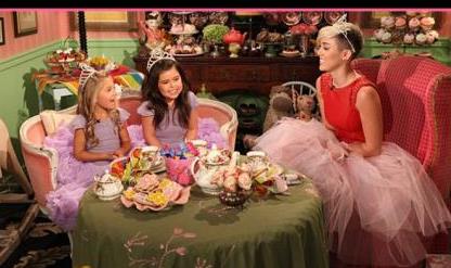 Miley Cyrus: Razkriva podrobnosti o svoji poročni obleki!