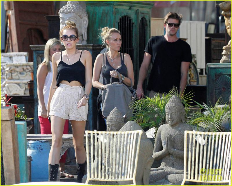Foto: Miley Cyrus: Šoping z mamo in fantom!