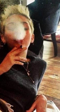 Vroče! Še ena nova slika Miley Cyrus s travo!