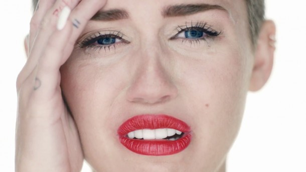 Miley Cyrus: Raje bi se slekla kot jokala na odru!