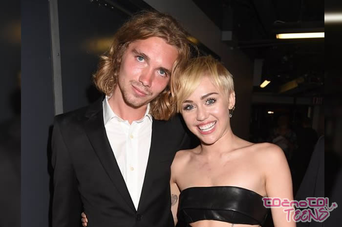 UAU! Brezdomec namesto Miley sprejel nagrado za najboljši videospot!