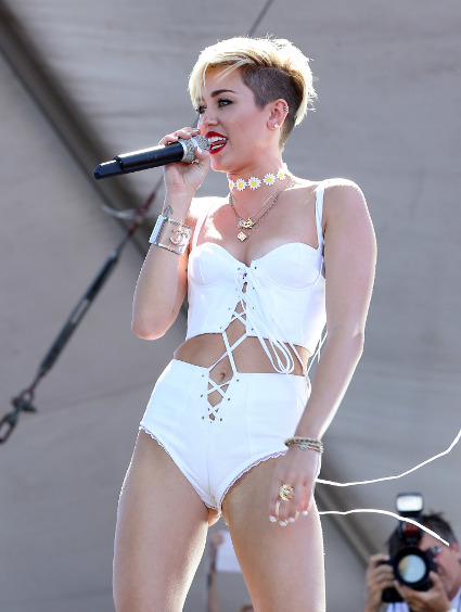 Video! Miley Cyrus: Med nastopom se je zlomila!