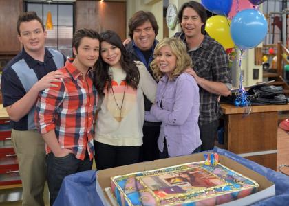 Foto: Miranda Cosgrove: Svoj rojstni dan praznovala z iCarly družino!