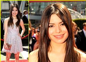 VROČE: Miranda Cosgrove na Emmyjih zablestela v bleščicah!