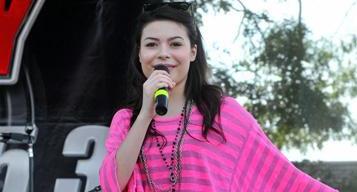 Miranda Cosgrove: V vročih hlačkah je razkrila blede noge